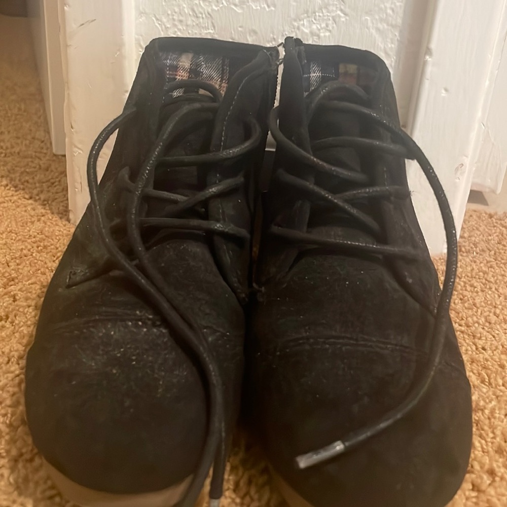 Kids shoes. Size 3. Color black.
